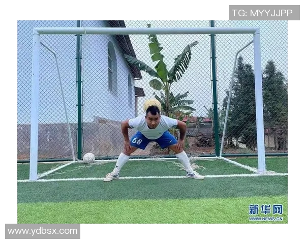 花式足球明星化身老人挑战极限技艺展现不一样的青春活力
